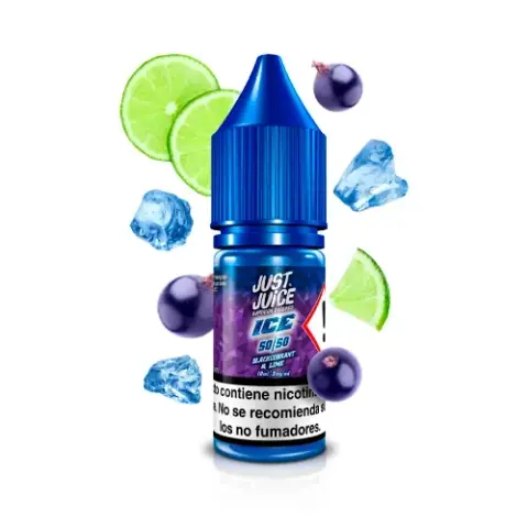 Frasco azul de Just Juice Ice Blackcurrant Lime 50/50, rodeado de rodajas de lima, bayas oscuras y cubitos de hielo.