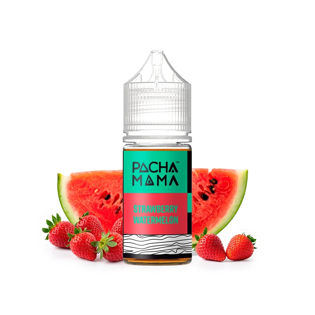 Frasco de aroma Pachamama Strawberry Watermelon con tapón transparente y etiqueta verde y roja, ante fresas y rodajas de sandía.