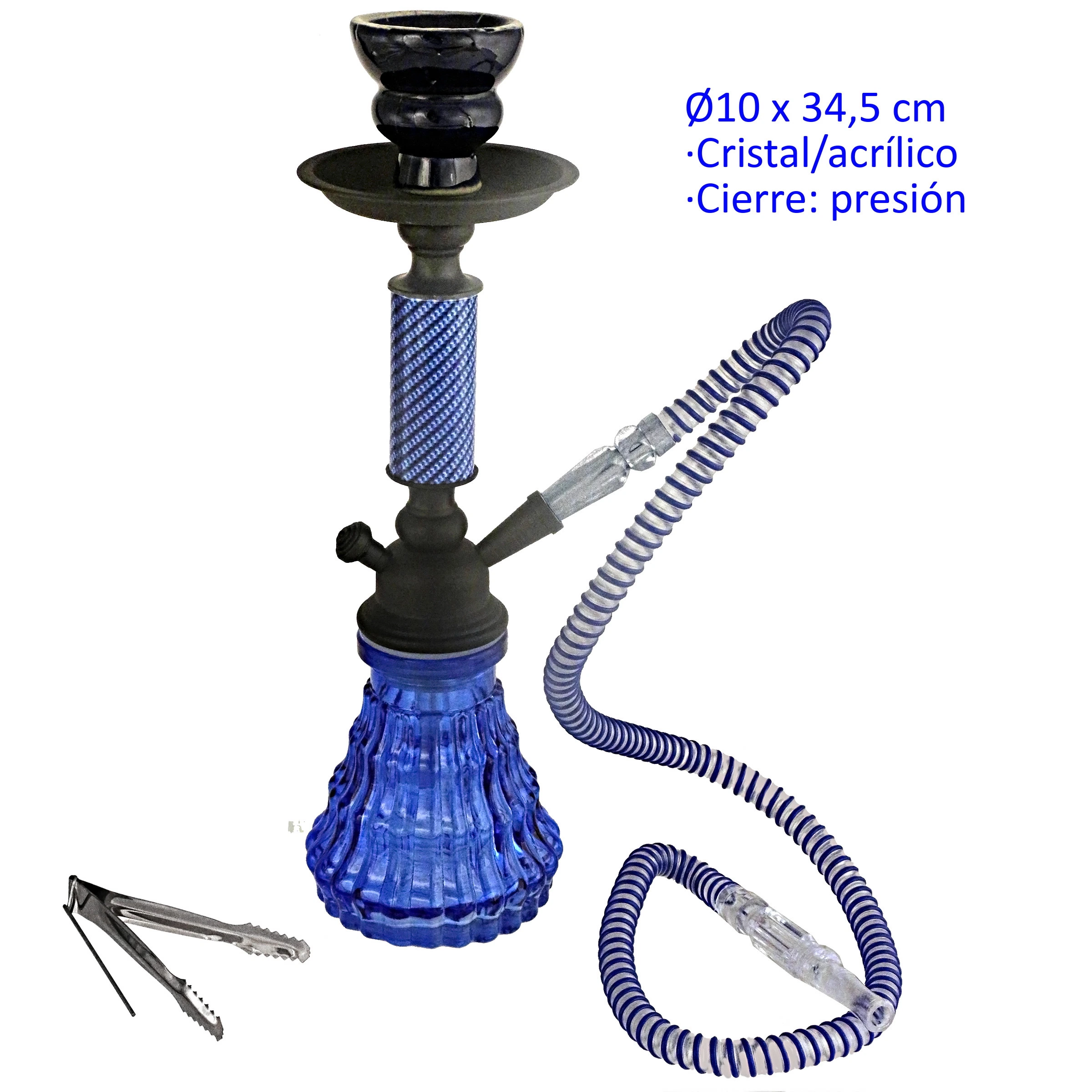 Shisha azul de 34,5 cm con base estriada, cazoleta negra y manguera de franjas azules y blancas; pinzas al lado.