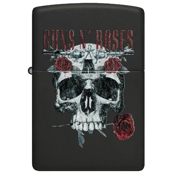 Mechero Zippo negro cerrado, decorado con una calavera, rosas rojas y el nombre Guns N’ Roses, visto de frente.