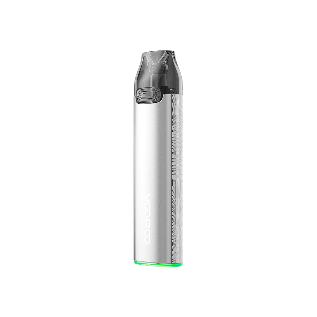 Voopoo Vmate Pro 2 Pod Kit plateado, con boquilla translúcida oscura, botón frontal y borde verde en la base, sobre fondo blanco.