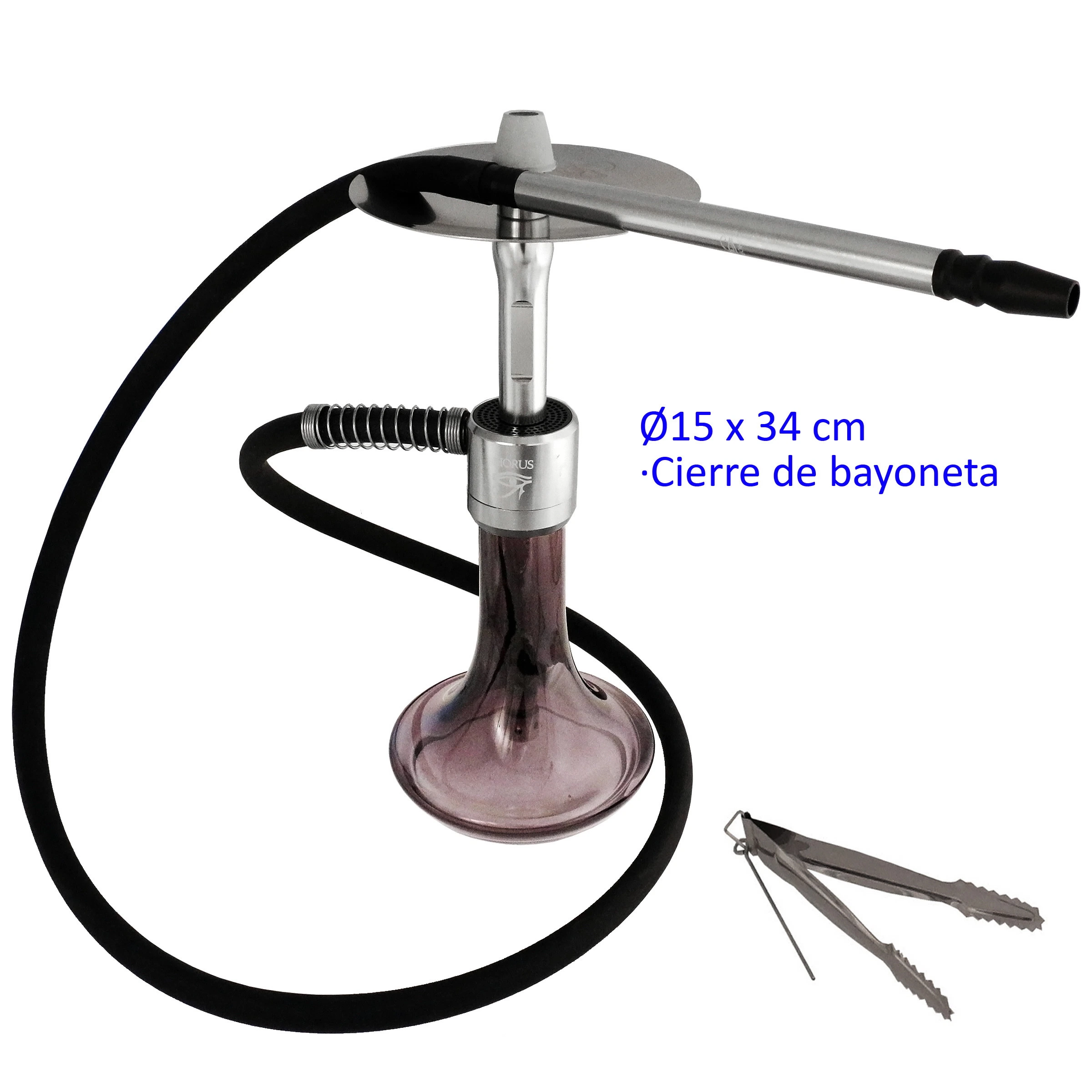 Shisha con base de cristal violácea, cuerpo plateado, manguera negra y boquilla alargada; unas pinzas aparecen a su lado. Shisha con base de cristal violácea, cuerpo plateado, manguera negra y boquilla alargada; unas pinzas aparecen a su lado.