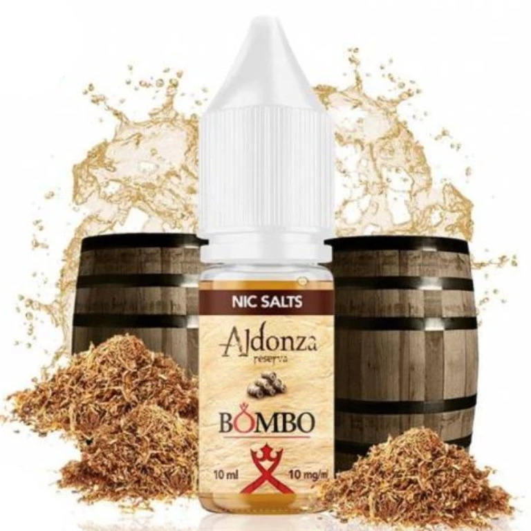 Frasco de Aldonza Reserva Bombo Nic Salts con tapón blanco y etiqueta de 10 ml y 10 mg/ml, rodeado de barriles y montones de tabaco.