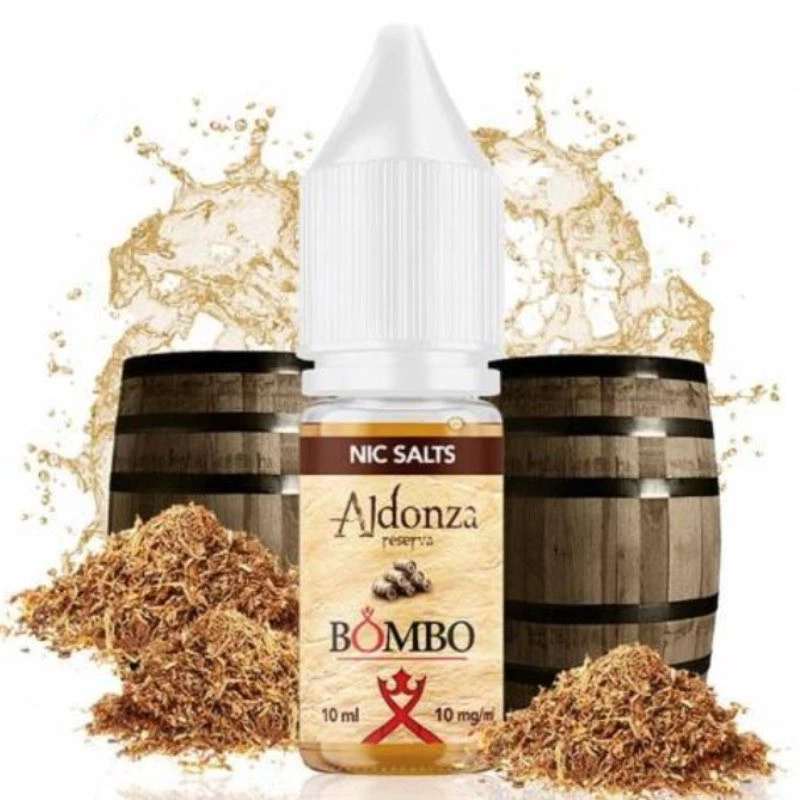 Frasco de Aldonza Reserva Bombo Nic Salts con tapón blanco y etiqueta de 10 ml y 10 mg/ml, rodeado de barriles y montones de tabaco.
