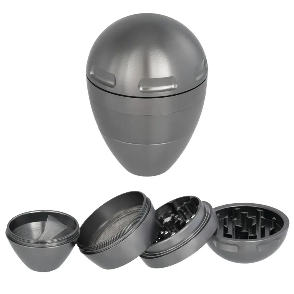 Grinder T1 plateado con forma ovalada, mostrado cerrado y desmontado en cuatro partes, con dientes, malla y pequeña espátula.