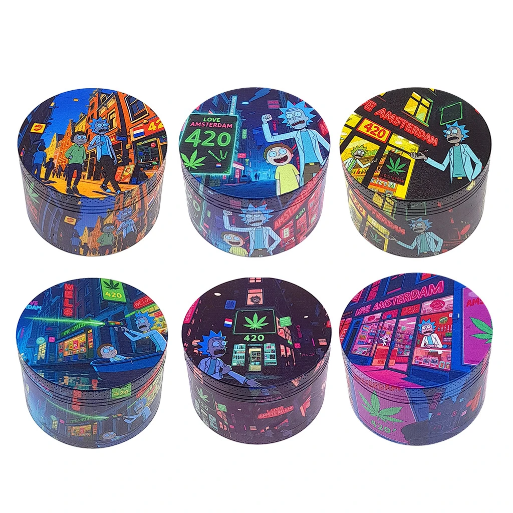 Selección de grinders Rick Amsterdam con distintos diseños multicolor, personajes de dibujos, hojas de cannabis y rótulos Amsterdam y 420.