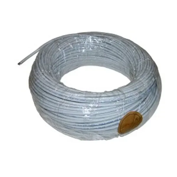 Rollo de cable de tono claro envuelto en plástico transparente, con un extremo suelto hacia la izquierda y una etiqueta circular.