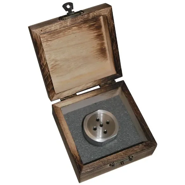Boquilla RE-5 BHO ROLLER circular con orificios, alojada en espuma dentro de una caja de madera abierta.