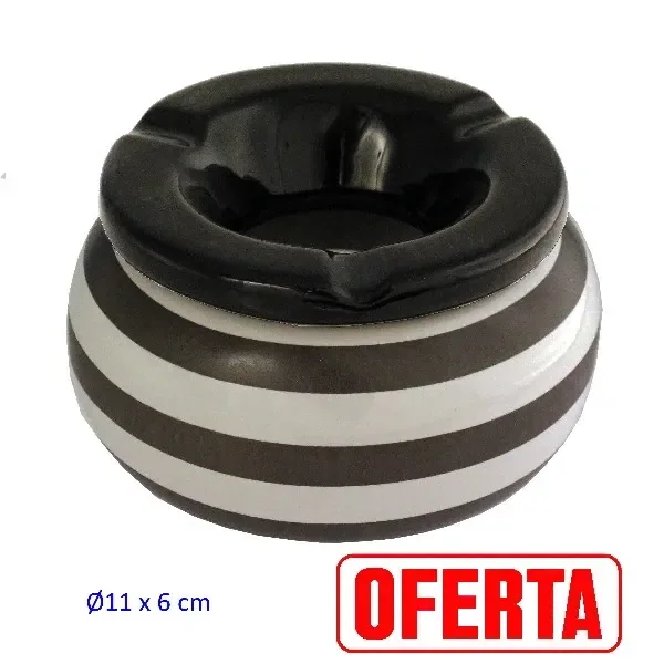 Cenicero de mesa redondeado con rayas horizontales negras y blancas, borde negro y muescas para apoyar cigarrillos.