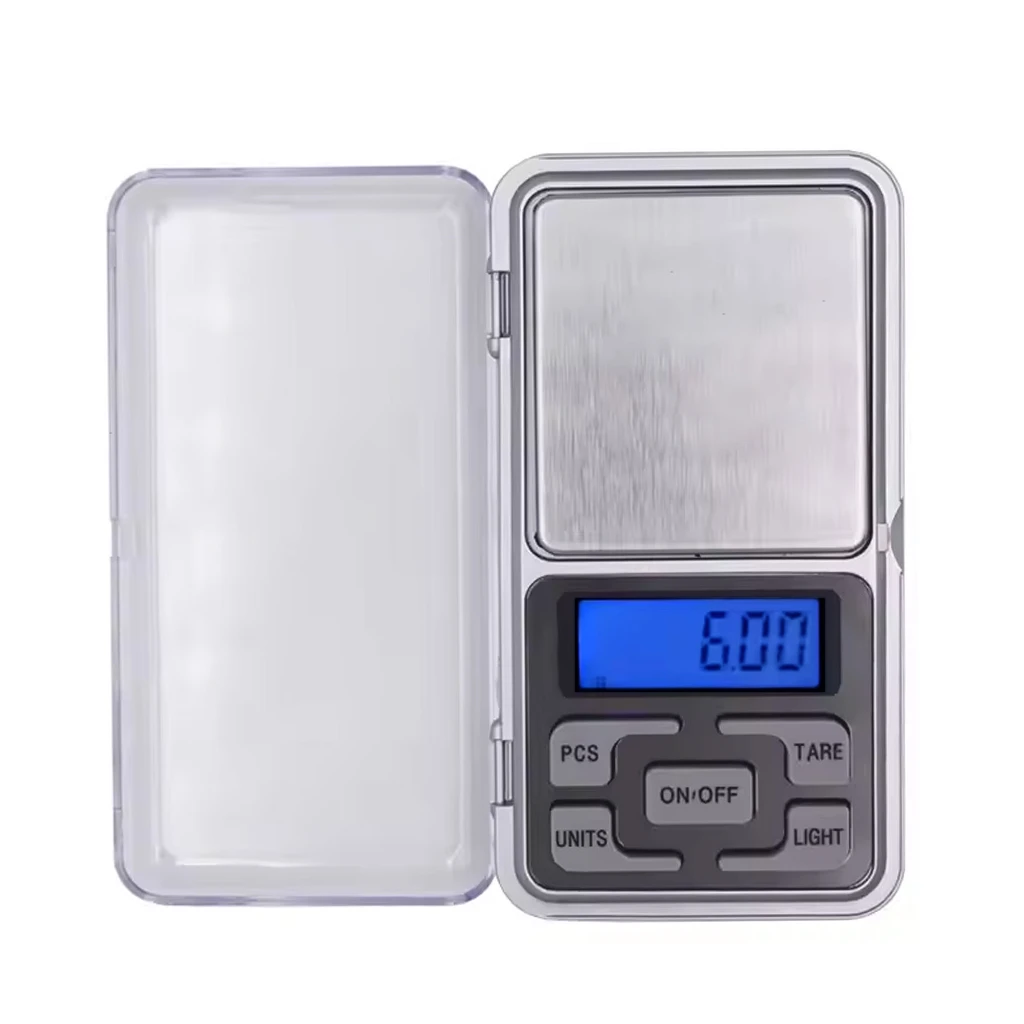 Báscula digital Easy Garden Pocket 200 con tapa abierta, plataforma plateada, pantalla azul que marca 6.00 y botones frontales.
