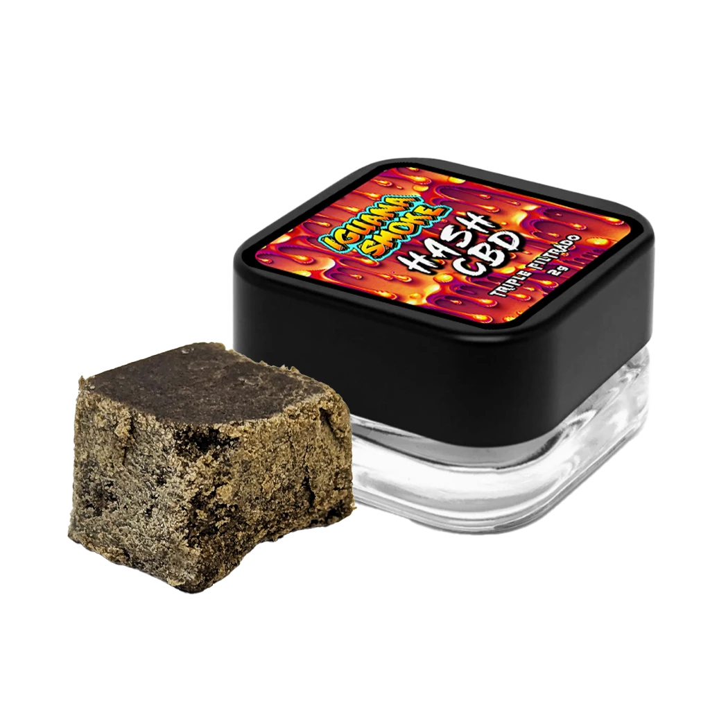 Bloque de hash marrón junto a un tarro con tapa negra y etiqueta de Iguana Smoke que indica Hash CBD y triple filtrado.