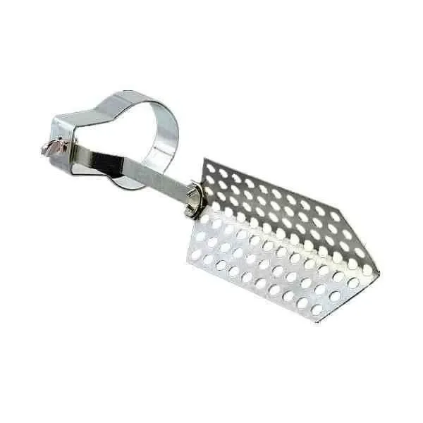 Super Spreader Grande con placa metálica perforada y doblada en ángulo, unida a una abrazadera mediante un brazo.