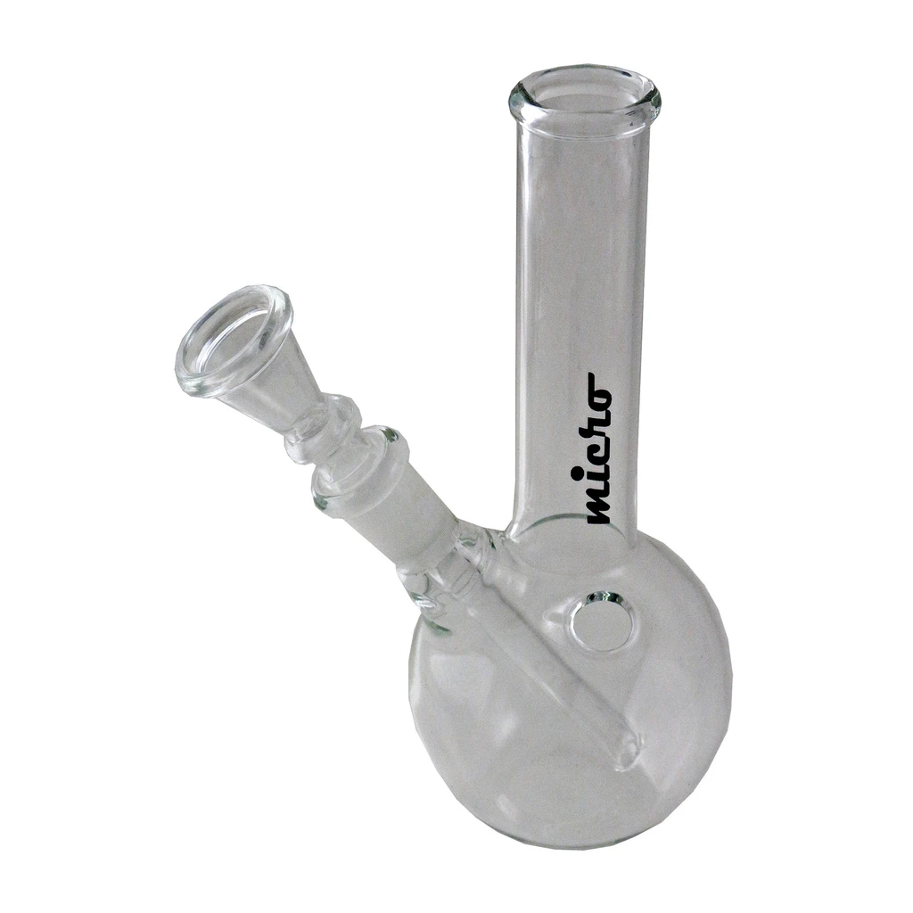 Bong Micro de cristal transparente con base esférica, cuello recto, cazoleta lateral inclinada y logotipo negro vertical.