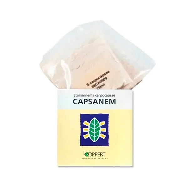 Envase de Capsanem de Koppert con el nombre Steinernema carpocapsae y sobres translúcidos con contenido claro sobre fondo blanco.