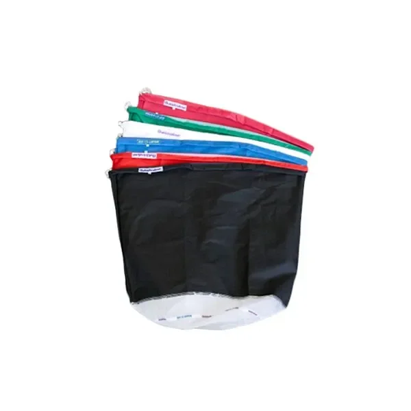 Bolsas Ice-O-Lator Small superpuestas, con cuerpos negros, bordes de distintos colores y fondo de malla blanca visible. Bolsas Ice-O-Lator Small superpuestas, con cuerpos negros, bordes de distintos colores y fondo de malla blanca visible.