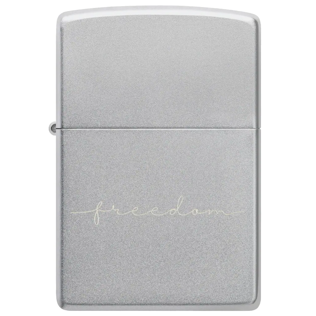 Mechero Zippo Freedom cerrado, de acabado plateado texturizado, con la palabra «freedom» en letra cursiva sobre fondo blanco.