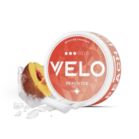 Lata redonda VELO Peach Ice con etiqueta coral, junto a un trozo de melocotón, hielo y bolsas blancas sobre fondo negro.