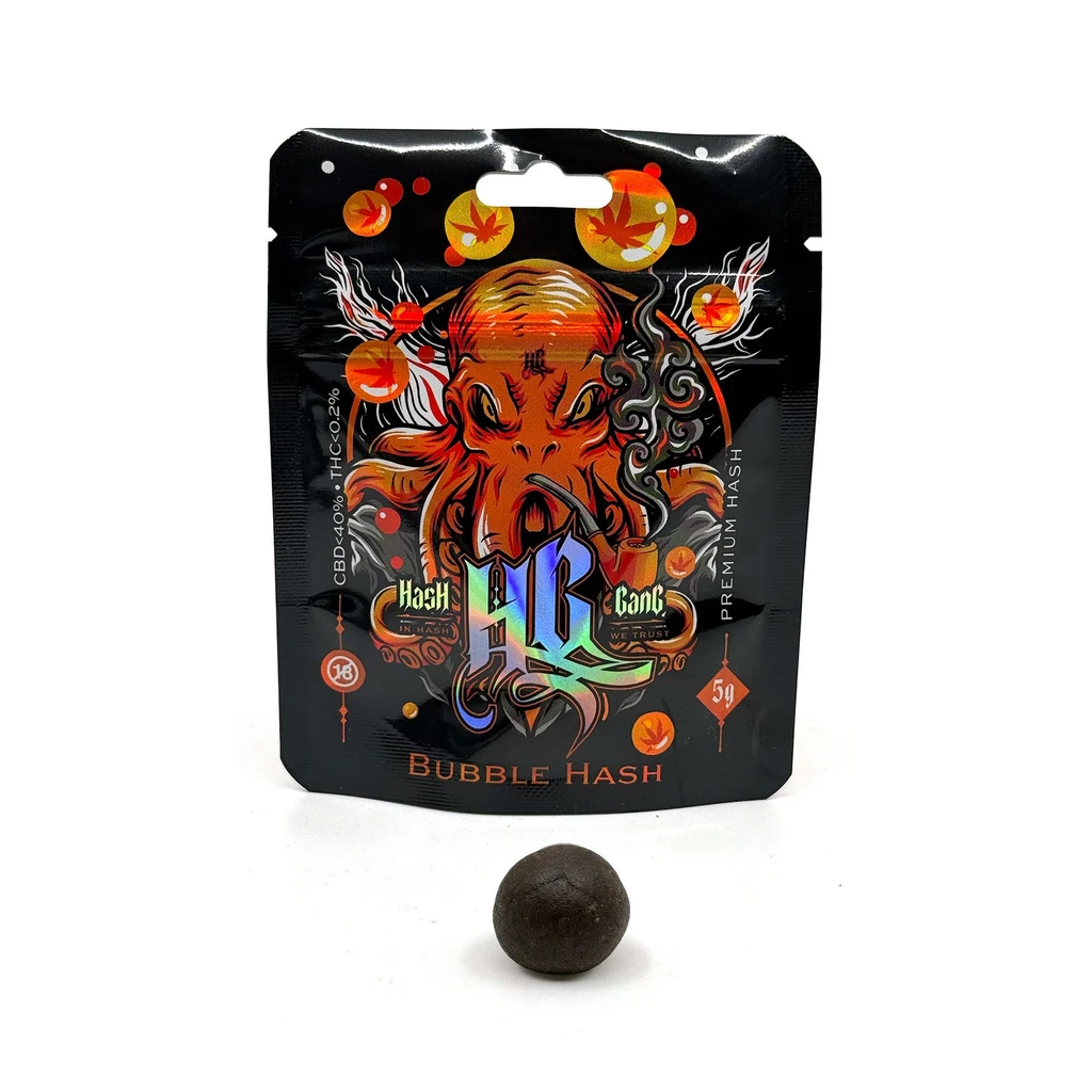 Hash Gang Bubble CBD con bolsa negra ilustrada con un pulpo naranja y una bola oscura delante sobre fondo blanco.