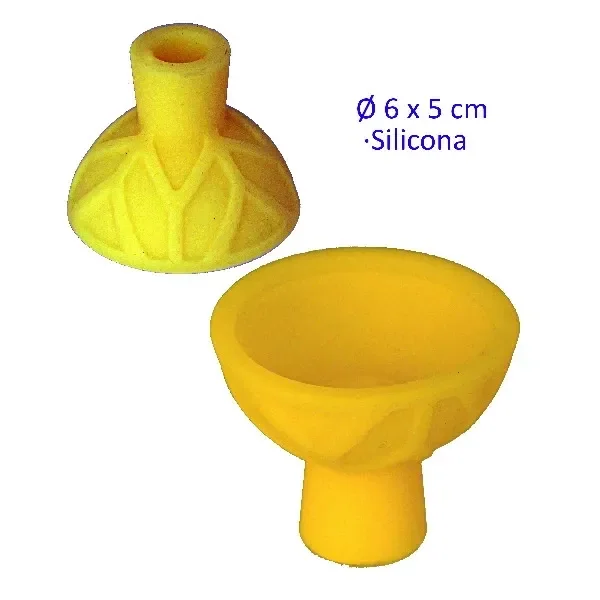 Cazoleta de silicona amarilla para cachimba en vistas superior e inferior, con recipiente ancho y relieves decorativos exteriores. Cazoleta de silicona amarilla para cachimba en vistas superior e inferior, con recipiente ancho y relieves decorativos exteriores.