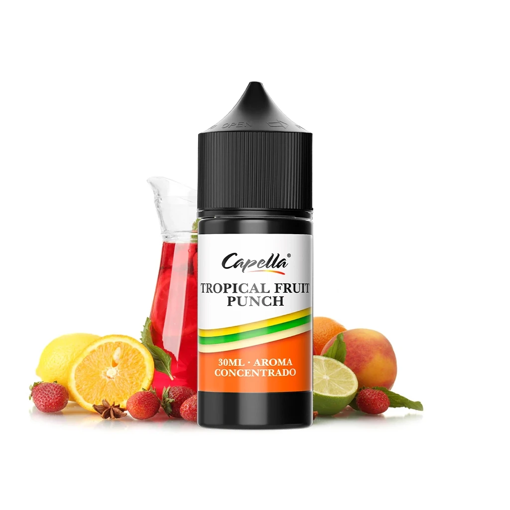 Bote Capella Tropical Fruit Punch con tapón negro y etiqueta de 30 ml, ante una jarra de bebida roja, cítricos y fresas.