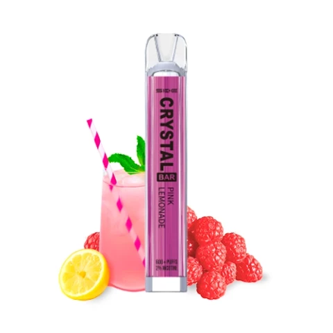 Vaper SKE Crystal Bar Pink Lemonade rosa, en vertical junto a un vaso de bebida rosa, frambuesas y medio limón.