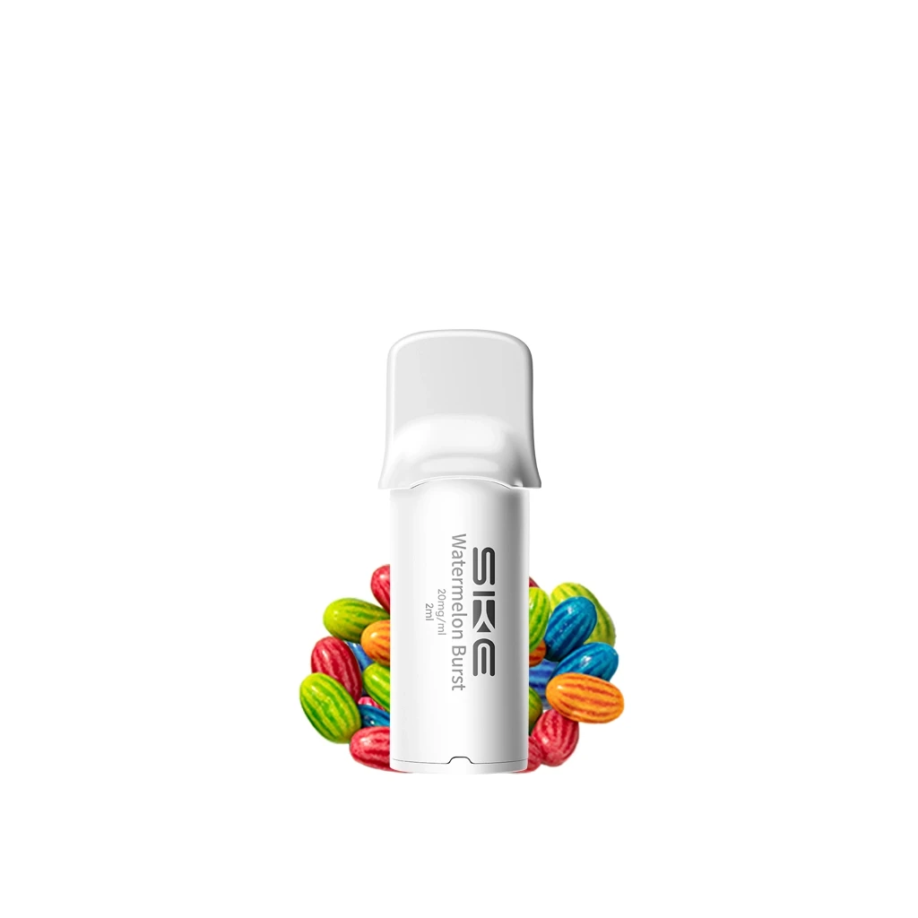 Pod blanco SKE Watermelon Burst con tapa translúcida y texto vertical, rodeado de caramelos ovalados de colores sobre fondo blanco.
