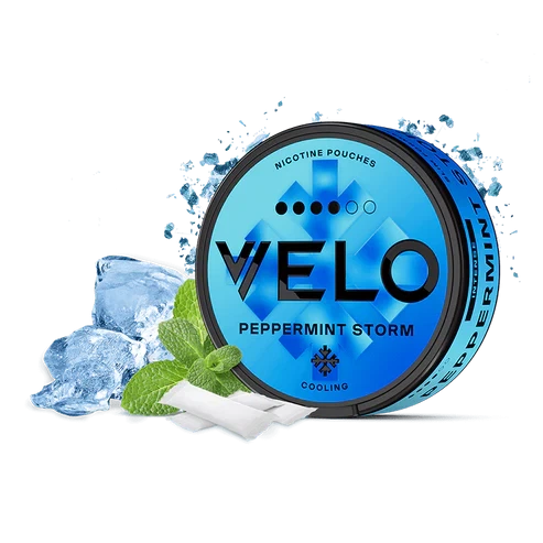 Envase circular azul de VELO Peppermint Storm con bolsas blancas, hojas de menta y cubitos de hielo sobre fondo negro.