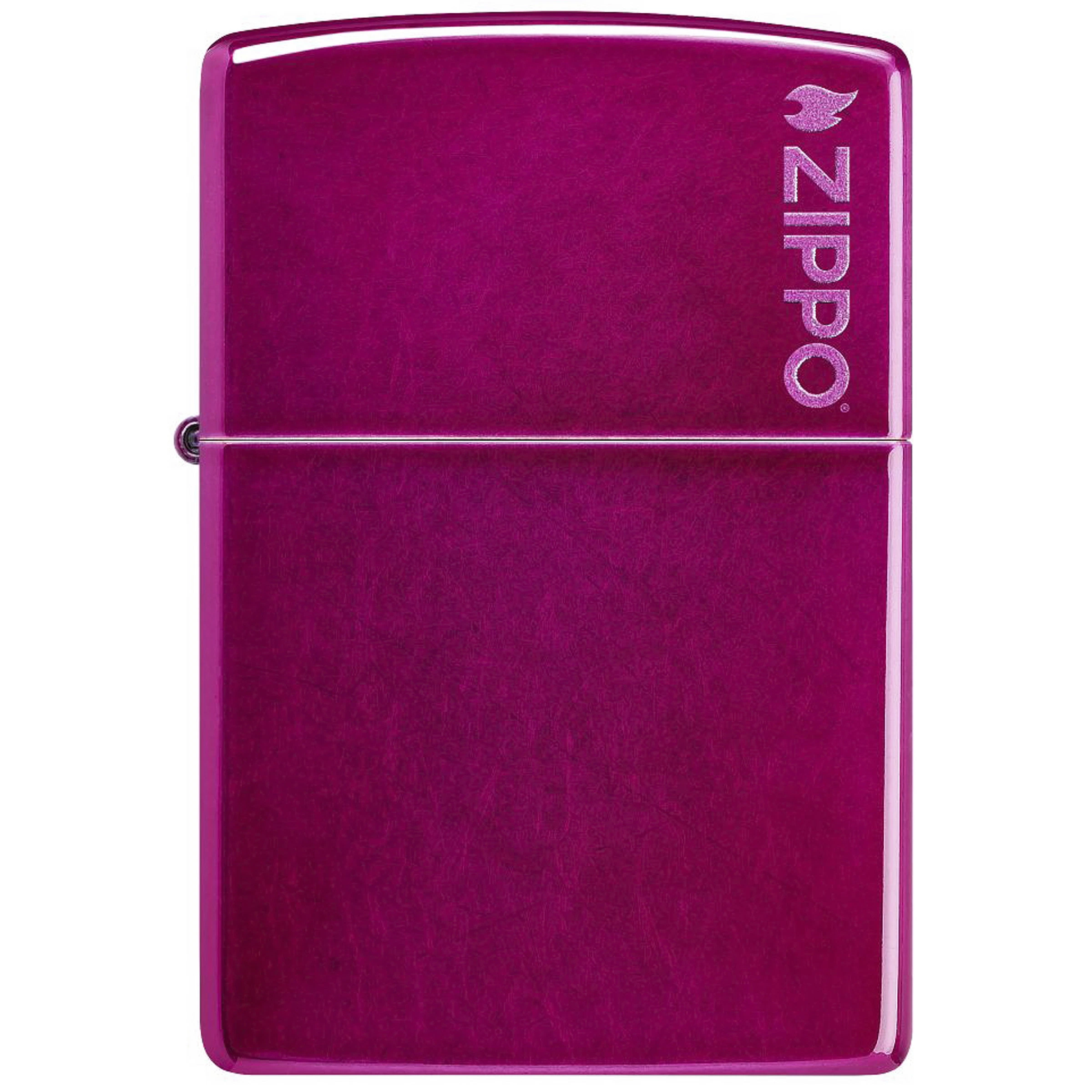 Encendedor Zippo cerrado de color frambuesa brillante, con el logotipo plateado en vertical en la tapa, sobre fondo blanco.