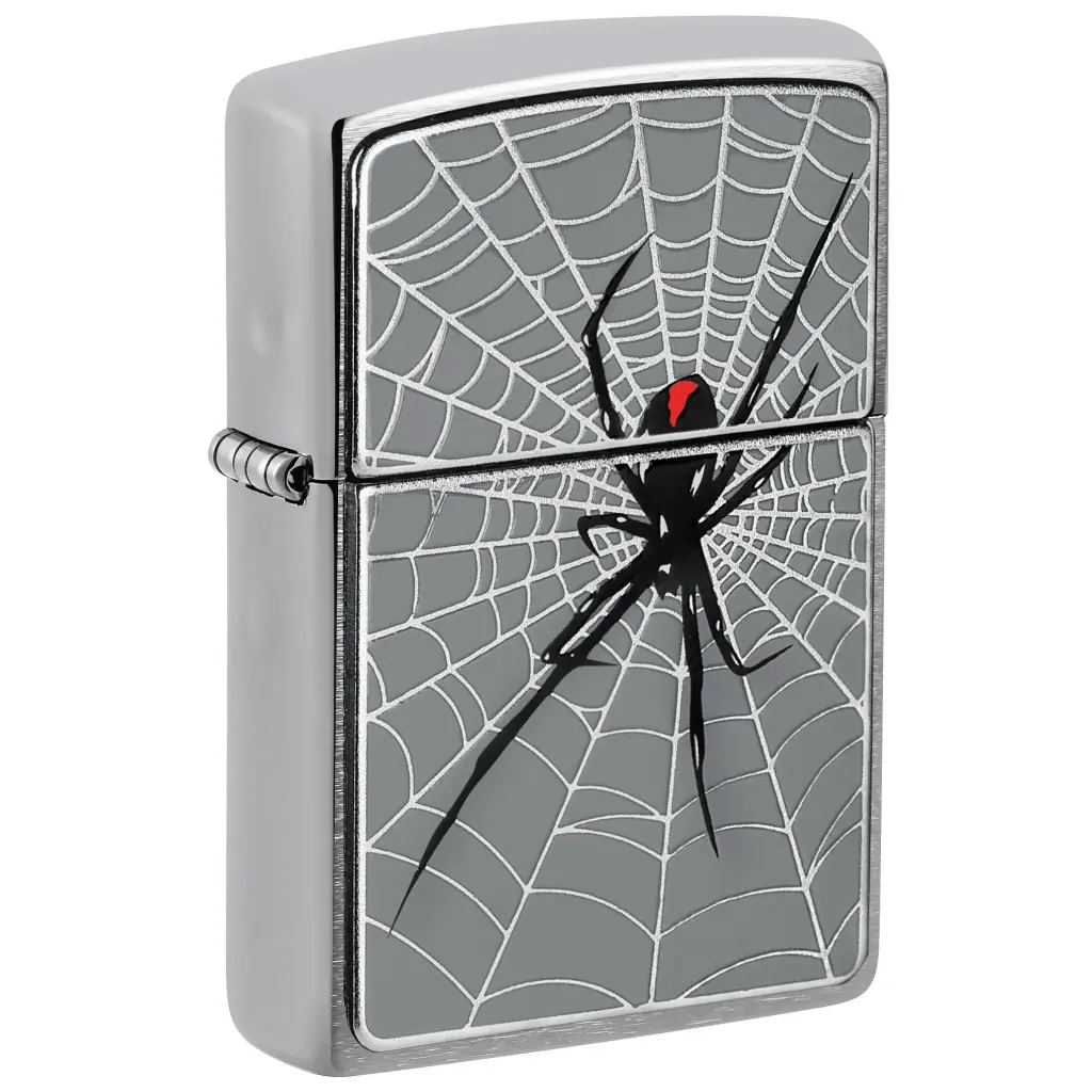 Encendedor Zippo cerrado, visto en ángulo, con una telaraña plateada sobre fondo gris y una araña negra con marca roja.