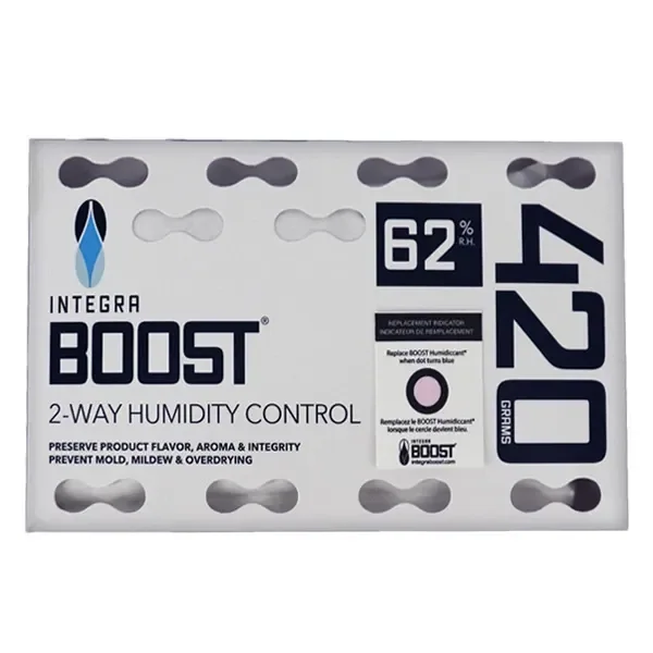 Sobre rectangular Integra Boost de 420 g, con indicación de humedad del 62 % y tarjeta indicadora de recambio sobre fondo blanco.