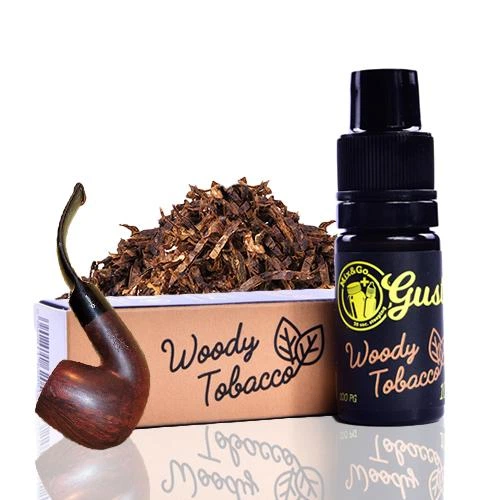 Frasco negro de Mix&Go Gusto Woody Tobacco junto a una caja con tabaco picado y una pipa marrón sobre una superficie reflectante.