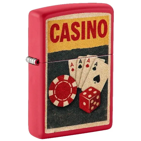Encendedor Zippo rojo cerrado, visto en ángulo, con cartel Casino, cartas de ases, una ficha de juego y un dado rojo.