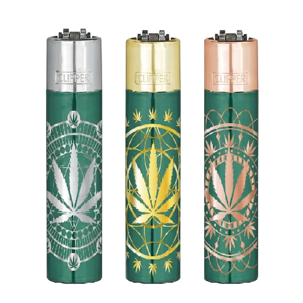 Selección de mecheros Clipper Metal Classic Ganjala verdes con hojas y motivos geométricos en acabados plateado, dorado y cobrizo.