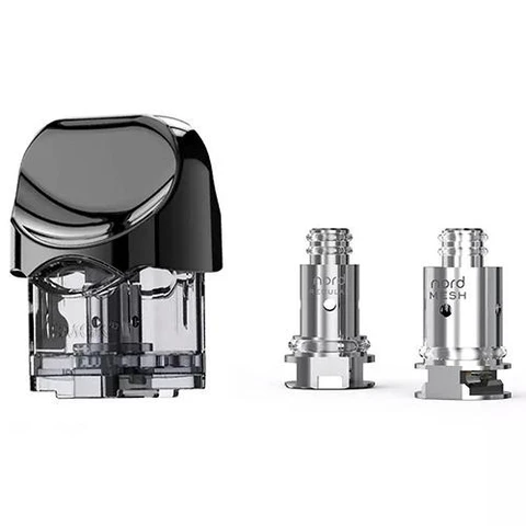 Cartucho Smok Nord con boquilla negra y depósito transparente, junto a resistencias metálicas de distinto diseño sobre fondo blanco.