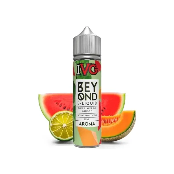 Bote de Beyond Sour Melon Surge de 12 ml con tapón gris y etiqueta verde, delante de rodajas de sandía, melón y lima.