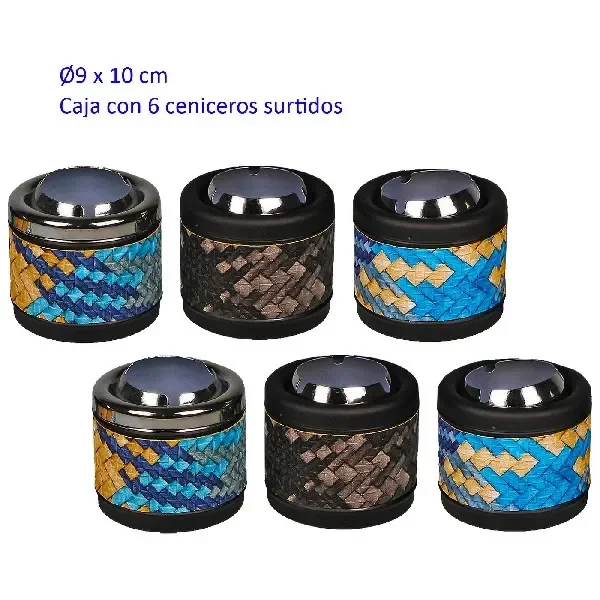 Selección de ceniceros cilíndricos con tapas metálicas y distintos revestimientos trenzados en azul, amarillo, negro y marrón.