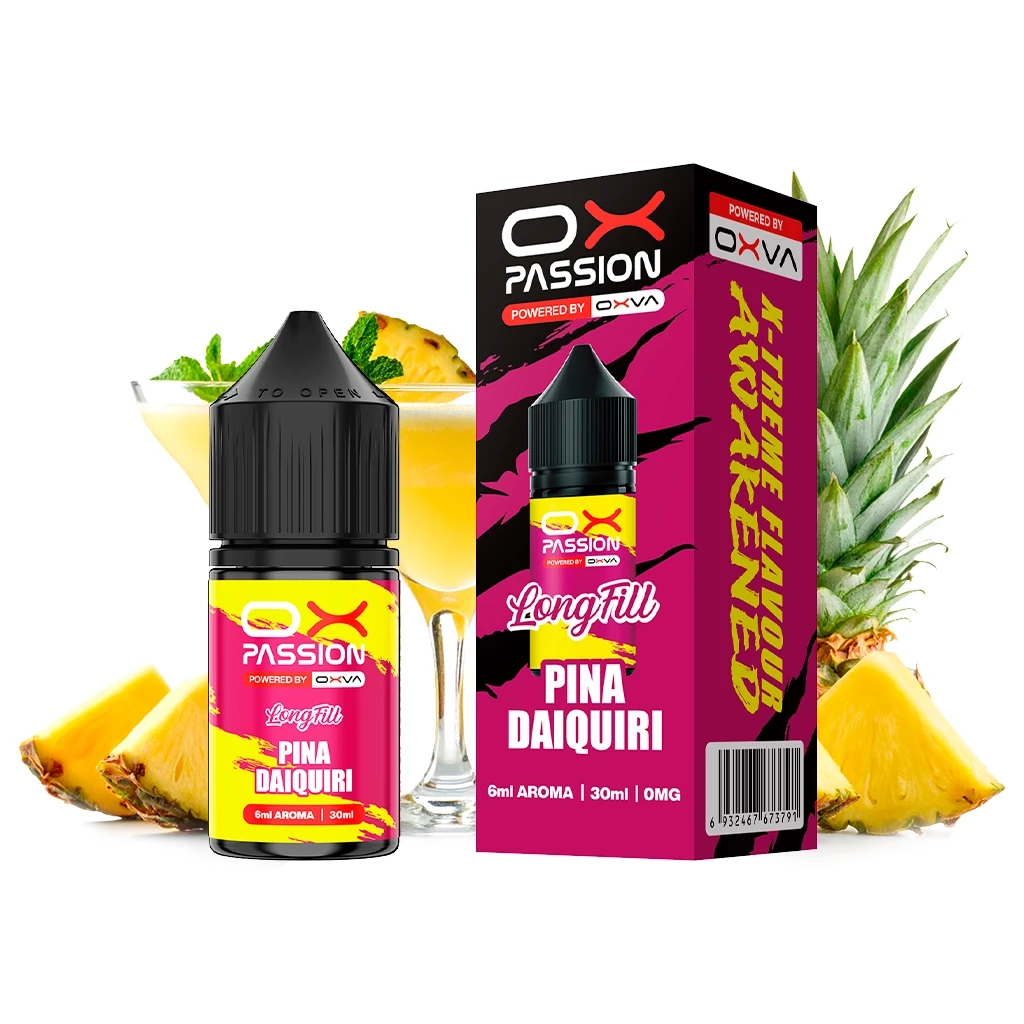 Frasco y caja fucsia de Ox Passion Piña Daiquiri Longfill, con trozos de piña y una copa de bebida amarilla al fondo.