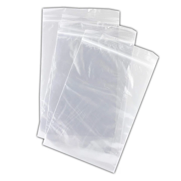 Varias bolsas transparentes vacías con cierre a presión, superpuestas en abanico sobre fondo blanco.
