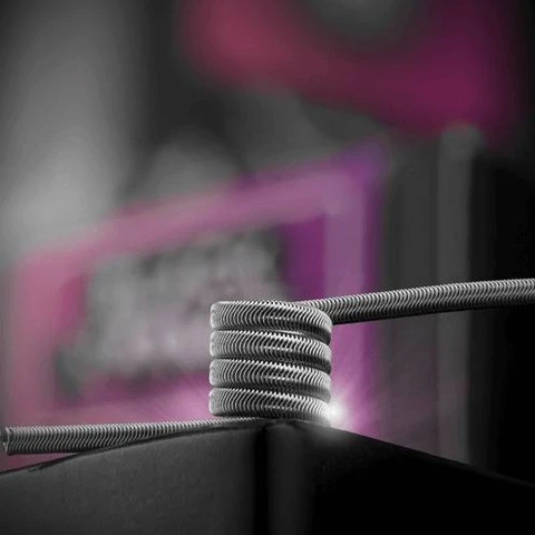 Primer plano de la resistencia Charrocoils The Forge Black Widow, con espiras metálicas y extremos extendidos sobre un soporte negro.