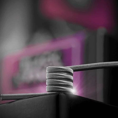 Primer plano de la resistencia Charrocoils The Forge Black Widow, con espiras metálicas y extremos extendidos sobre un soporte negro.