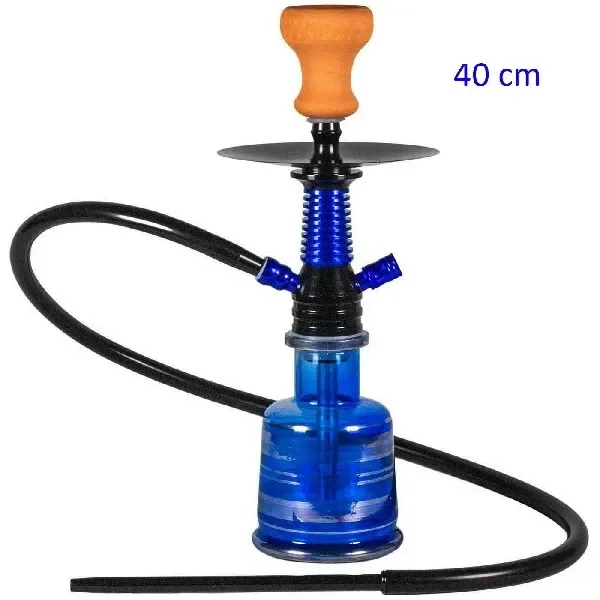 Shisha MASCAT con base de cristal azul, cuerpo azul y negro, cazoleta naranja y manguera negra extendida alrededor.