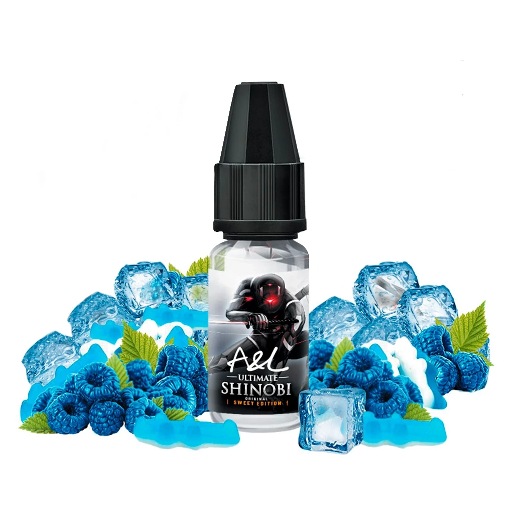 Frasco de A&L Ultimate Shinobi Sweet Edition con tapón negro, rodeado de frutos azules, golosinas, hojas verdes y cubitos de hielo.