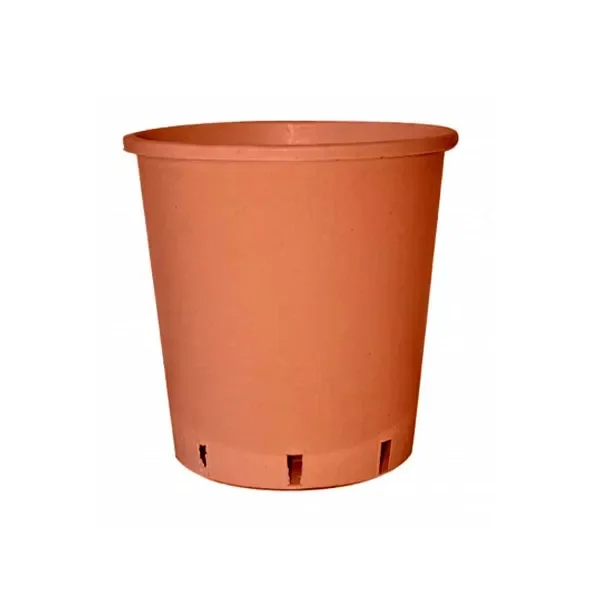 Maceta redonda de color terracota, con borde superior saliente y aberturas verticales junto a la base, sobre fondo blanco. Maceta redonda de color terracota, con borde superior saliente y aberturas verticales junto a la base, sobre fondo blanco.