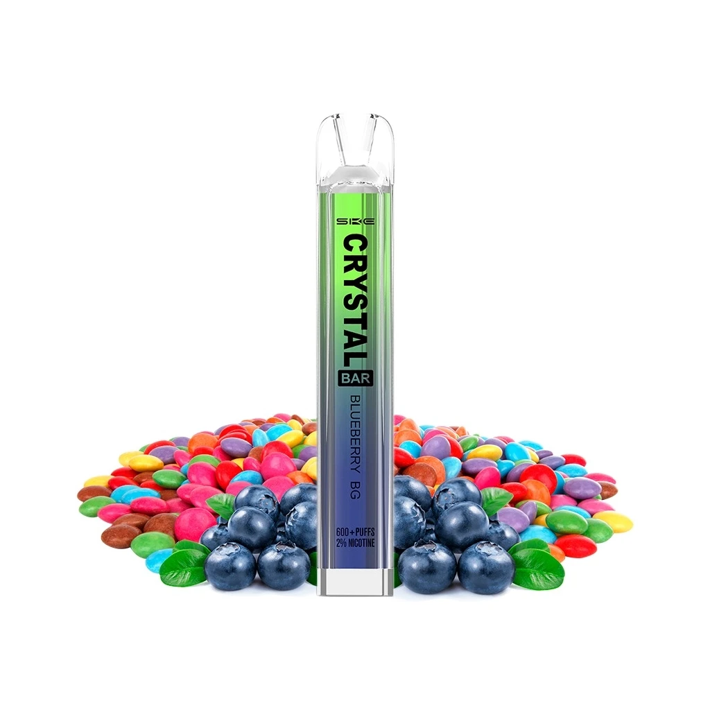 Vaper SKE Crystal Bar Blueberry BG con cuerpo verde y azulado y boquilla transparente, ante arándanos y caramelos de colores. Vaper SKE Crystal Bar Blueberry BG con cuerpo verde y azulado y boquilla transparente, ante arándanos y caramelos de colores.