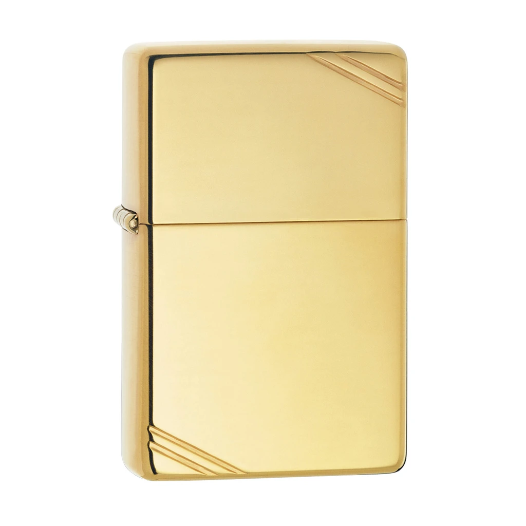 Encendedor Zippo 270 Vintage HP cerrado, de acabado dorado brillante, con líneas diagonales grabadas en esquinas opuestas. Encendedor Zippo 270 Vintage HP cerrado, de acabado dorado brillante, con líneas diagonales grabadas en esquinas opuestas.