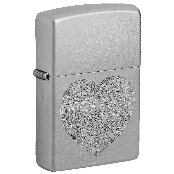 Encendedor Zippo 205 Celtic Heart cerrado, de acabado plateado mate, con un corazón de intrincados motivos entrelazados.