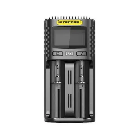 Cargador negro Nitecore UMS2 visto de frente, con pantalla superior, dos botones y dos alojamientos vacíos para baterías.