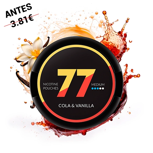 Lata negra de 77 Nicotine Pouches Cola Vanilla Medium, rodeada de salpicaduras, flores de vainilla y vainas sobre fondo blanco.