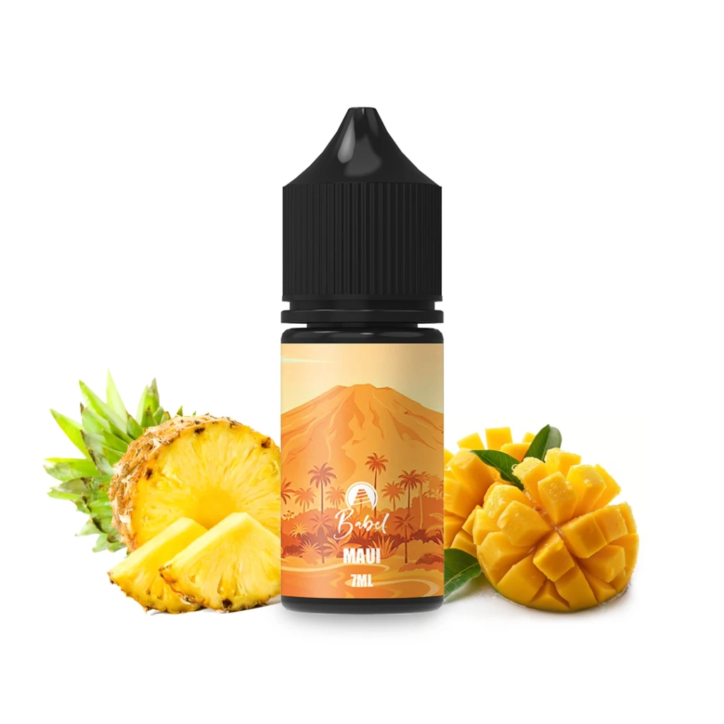 Frasco Babel Maui Longfill con tapón negro y etiqueta naranja con montaña y palmeras, entre piña cortada y mango sobre fondo blanco.