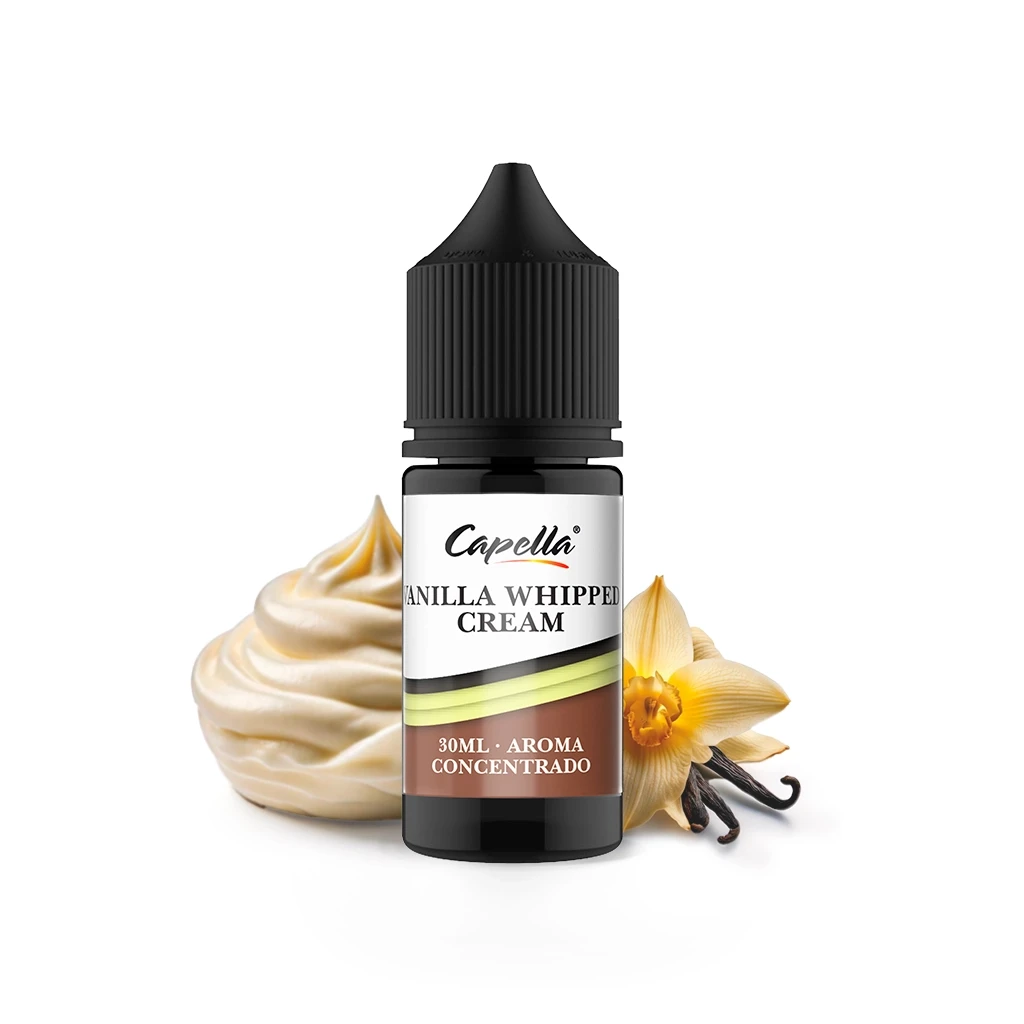 Frasco Capella Vanilla Whipped Cream de 30 ml con tapón negro, acompañado de crema, una flor de vainilla y vainas sobre fondo blanco.